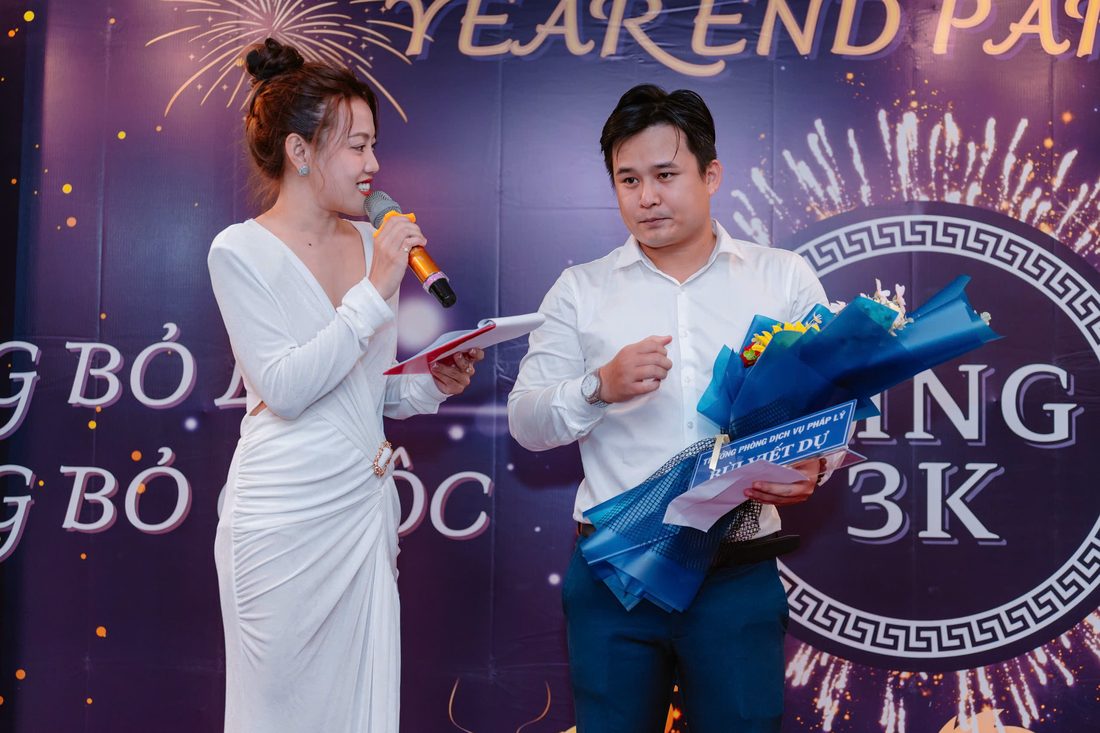 Thúy Vi dẫn chương trình trên sân khấu